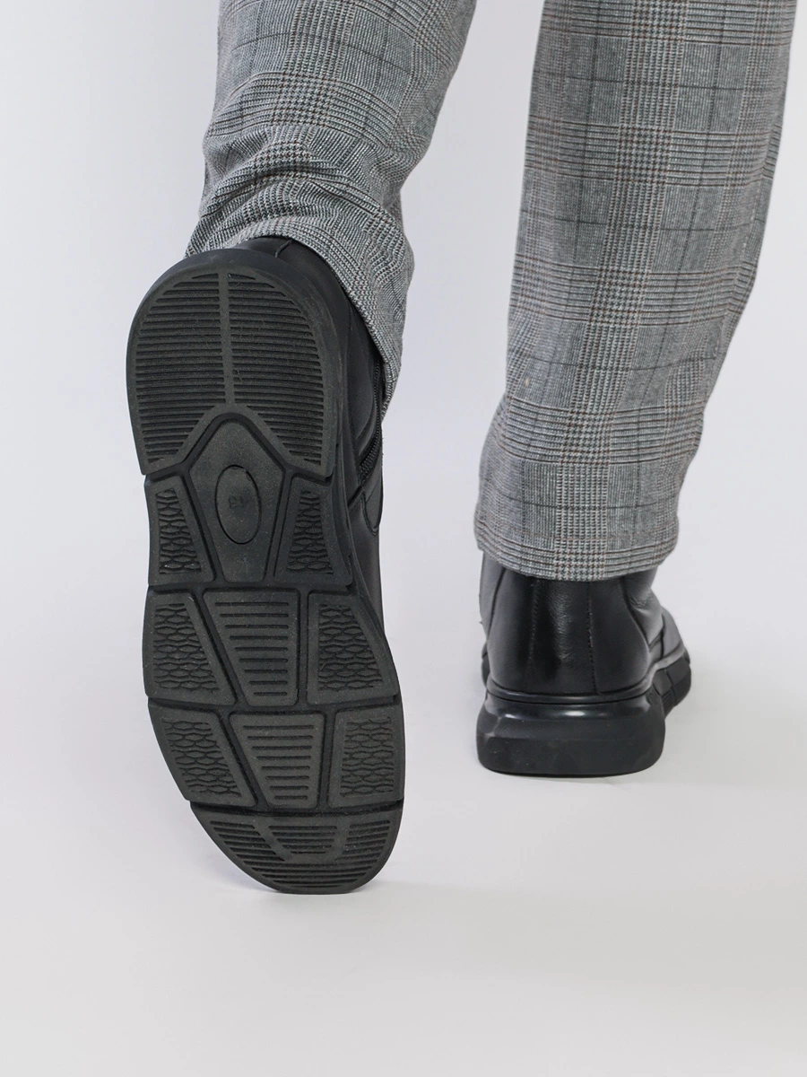 Ботинки черного цвета с асимметричным верхом